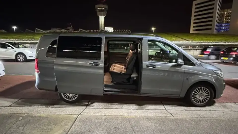 Taxibus uit het eigen wagenpark